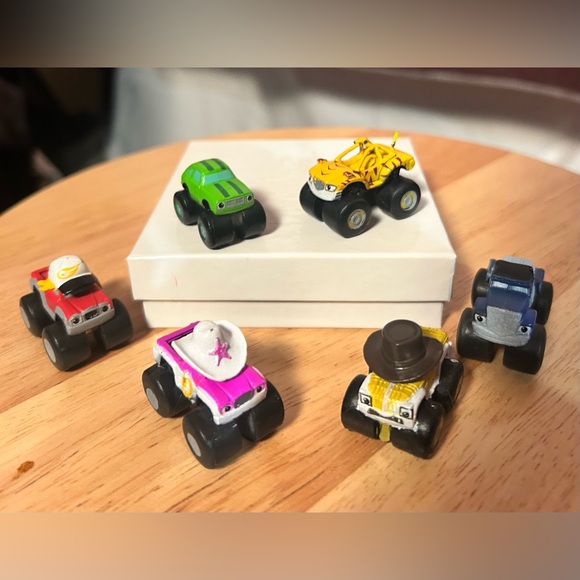 Nickelodeon Other - Blaze & The Monster Machines Set of 6 Mini Figures Toys